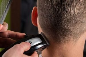 https://pruebas.clinicaherrera.es/wp-content/uploads/2023/03/peluquero-rapa-nuca-cliente_1758434714_174842864_667x375-300x200.jpg
